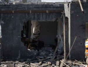 İran, İsrail’e yeni dalga füze saldırıları düzenlediğini duyurdu