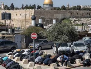 İsrail’in kısıtlamaları nedeniyle Mescid-i Aksa’da cuma namazı sadece vakıf yetkililerince kılındı