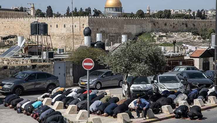 İsrail’in kısıtlamaları nedeniyle Mescid-i Aksa’da cuma namazı sadece vakıf yetkililerince kılındı