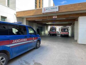 Karaman’da motosiklet şarampole devrildi: 2 yaralı