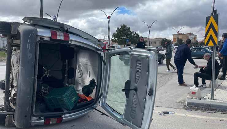 Karaman’da otomobille çarpışan hafif ticari aracın devrilmesi kameraya yansıdı: 2 yaralı
