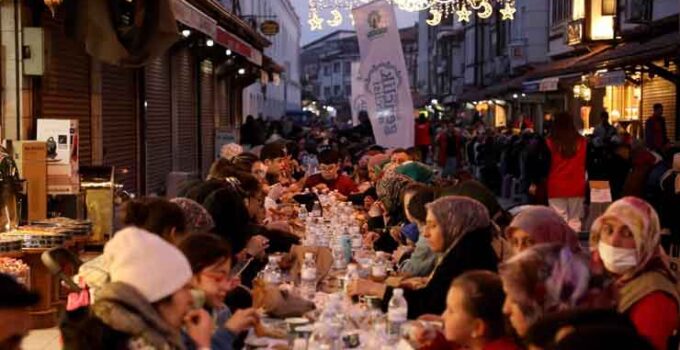 Karatay’da binlerce kişi aynı sofrada buluştu
