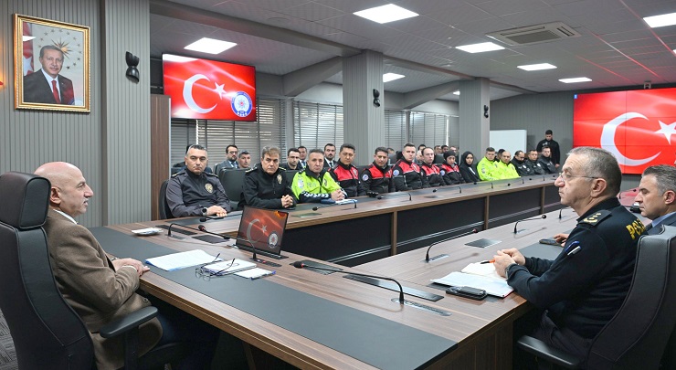 Konya Emniyet Müdürü Yüksek, başarıyı ödüllendirdi