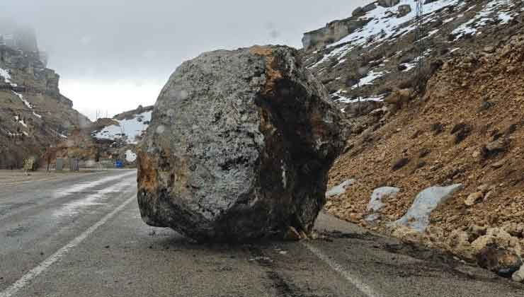 Konya yoluna dev kaya düştü