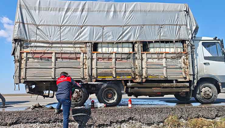Konya yolunda sıkışan balata kamyonun lastiğini yaktı