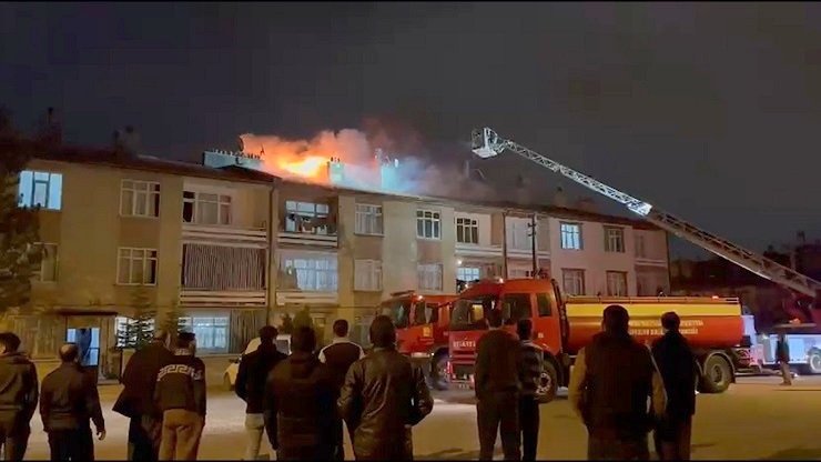 Konya’da 3 katlı apartmanın çatısında yangın paniği