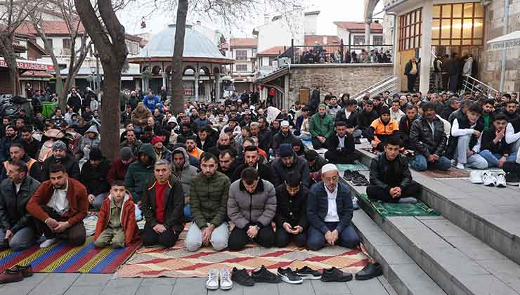 Konya’da Bayram Namazında camiler doldu