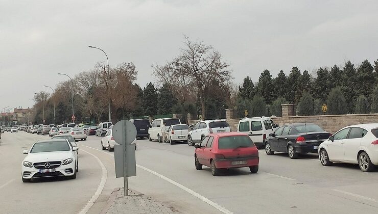 Konya’da bayramın ilk ziyareti mezarlıklara