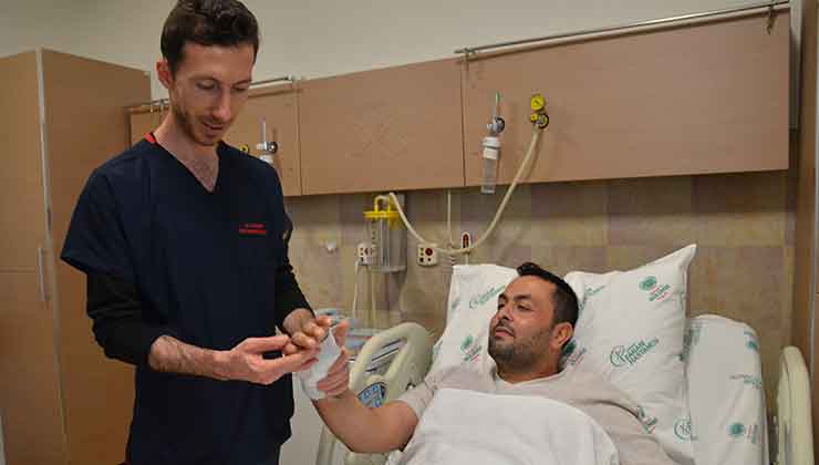 Konya’da elektrik akımına kapılan kişinin bacağından alınan deri eline nakledildi