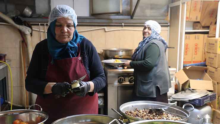 Konya’da gönüllü çalışan emekli Sema öğretmen, kimsesizlere “anne” oldu