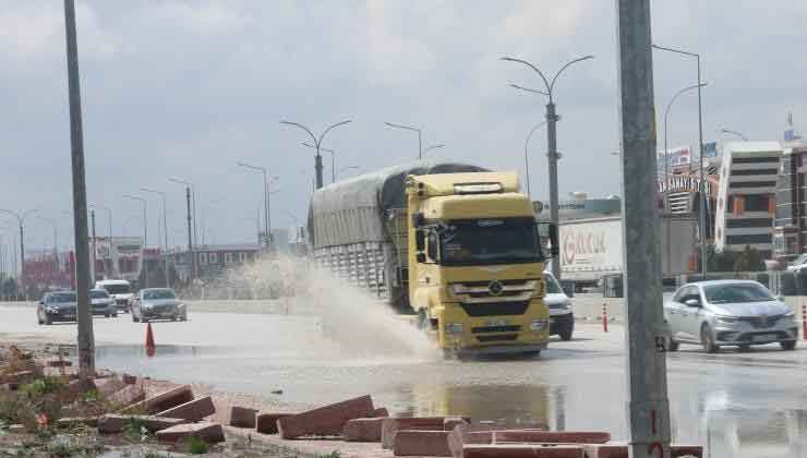 Konya’da hızla su birikintisine giren otomobil takla attı