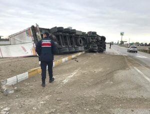 Konya’da iplik yüklü tır devrildi: 1 yaralı