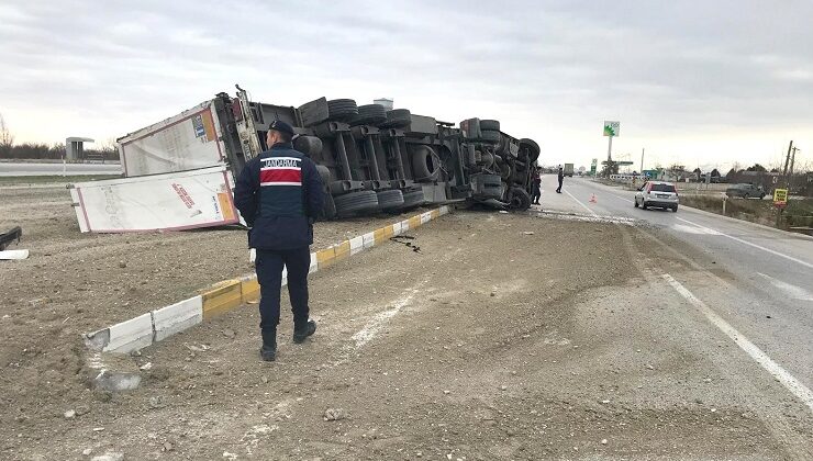 Konya’da iplik yüklü tır devrildi: 1 yaralı