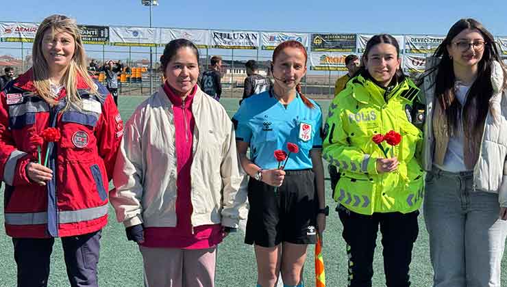 Konya’da kadın hakem, polis ve sağlıkçıya 8 Mart’ta çiçek