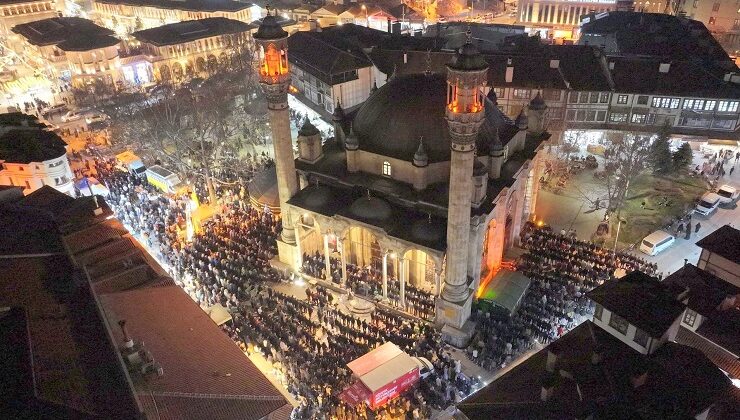 Konya’da Kadir Gecesi’nde camiler doldu taştı