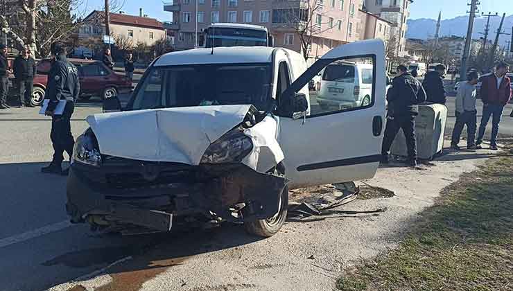 Konya’da korkutan kaza! Öğrenci servisi ile hafif ticari araç çarpıştı