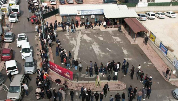 Konya’da metrelerce kuyruk oluştu