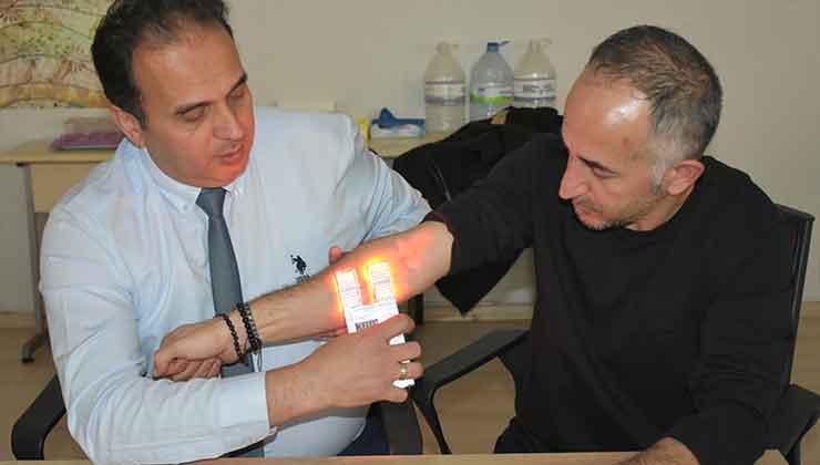 Konya’da öğretmen, damar bulan cihaz geliştirdi