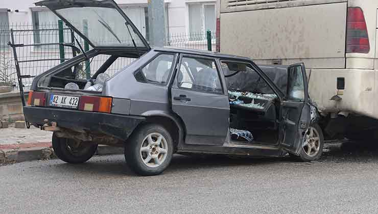 Konya’da otomobil park halindeki otobüse çarptı: 1 yaralı