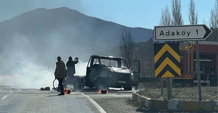 Konya’da seyir halindeki kamyonet yandı