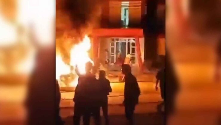 Küba’da elektrik kesintilerini protesto eden bir grup, Komünist Parti ofisini ateşe verdi