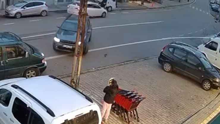 Otomobilin çarptığı genç kadın metrelerce savruldu… O anlar kamerada