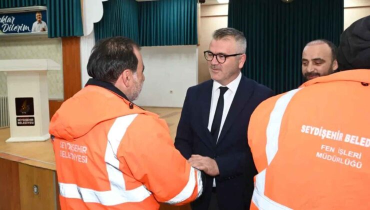 Seydişehir Belediye Başkanı Ustaoğlu, belediye personeliyle bayramlaştı