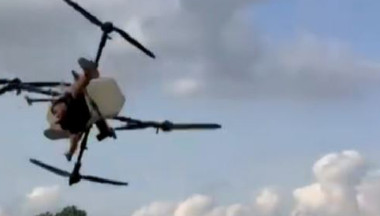 Tarım dronuna tutunan çiftçinin düştüğü anlar kamerada