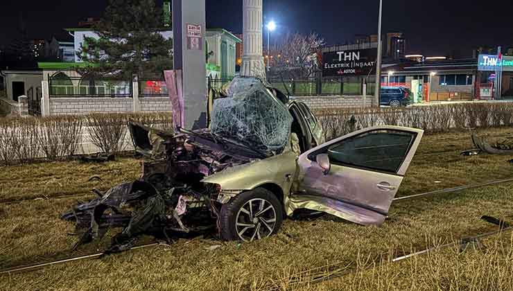 Tramvay yolundaki direğe çarpan otomobil kağıt gibi büküldü: 1 yaralı