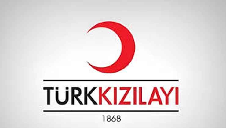 Türk Kızılay’ı yolda olan vatandaşlara iftarlık dağıtıyor