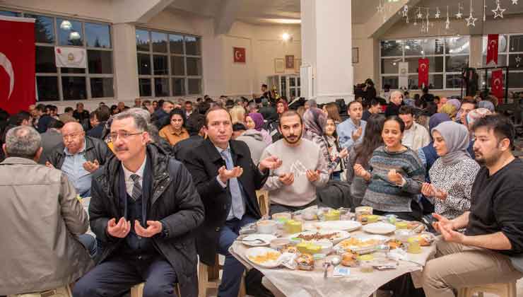 Üniversiteli gençler iftar programında buluştu