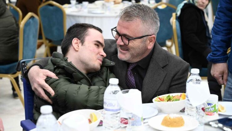 Ustaoğlu, evde bakım hizmeti alan engelli bireylerle buluştu