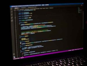 Yazılım sektöründe adından sıkça bahsettiren “vibe coding” yeni çalışma kültürü oluşturuyor