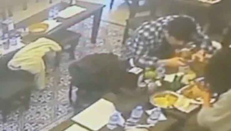 Yemek yerken dudağını böcek ısırdı, şikayetçi oldu