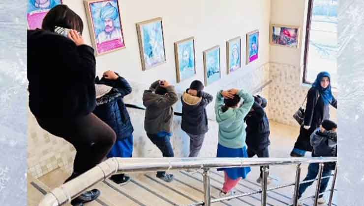 Yunak’taki okullarda deprem tahliye tatbikatı gerçekleştirildi